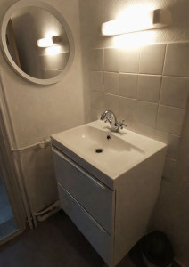 Photo de galerie - Installation vasque meuble suspendu avec miroir (modification évacuation)