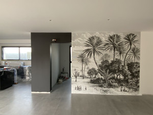 Photo de galerie - Réalisation peinture & papier peint – maison neuve 
Peinture intérieure réalisée dans l’ensemble de cette maison neuve.
Dans la pièce de vie, composée d’une cuisine ouverte sur la salle à manger et d’un petit salon, pose d’un papier peint panoramique mo