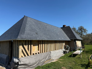 Photo de galerie - Réalisation d’une couverture en ardoise 32x22 et pose de zinguerie