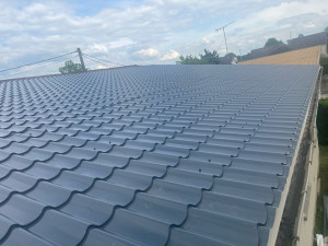 Photo de galerie - Rénovation d’une toiture complète en tôle tuiles gris anthracite