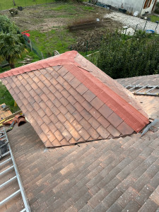 Photo de galerie - Réalisation d’un faîtage à sec 