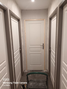 Photo de galerie - Réalisation d'un bloc porte avec placo plâtre sans enduit.