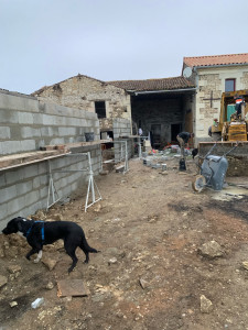 Photo de galerie - Remonter le mur pour ensuite monter la charpente et la couverture 