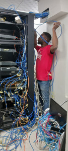 Photo de galerie - Réorganisation des câbles reseau d'une armoire informatique