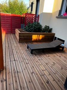 Photo de galerie - Terrasse bois avec jardinière 