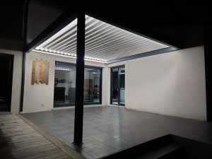 Photo de galerie - Pergola bioclimatique motorisée adossée 2 murs 1 poteau led