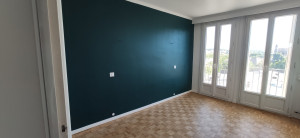 Photo de galerie - Vitrification parquet chambre et peinture vert d'un mur