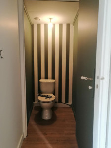 Photo de galerie - Peinture soignée et pose de la tapisserie avec un élégant jeu des bandes vertes et blanches. finition propre, résultat moderne et raffiné. 
