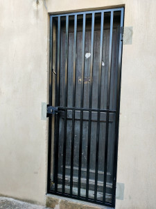 Photo de galerie - Création d'un grillage sur mesure pour une porte 