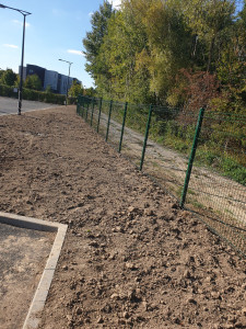 Photo de galerie - Je vous présente un chantier de pose de cloture panneaux rigides 
