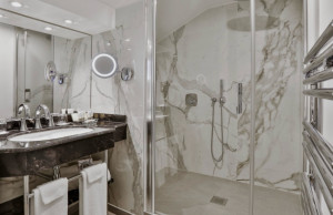 Photo de galerie - Je veille particulièrement aux détails afin de garantir une salle de bain propre, désinfectée et agréable pour les clients.