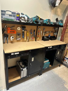 Photo de galerie - Montage de 2 établis finis