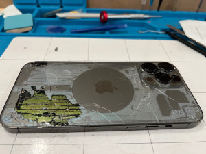 Photo de galerie - Remplacement de la vitre arrière d’un iPhone 13 Pro cassé au lazer