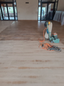Photo de galerie - Ponçage parquet salle de fêtes 