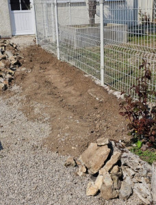 Photo de galerie - Pose de dalle de soubassement de clôture 
photo avant de réalisation. 