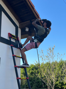 Photo de galerie - Pose et installation d’une caméra de surveillance en hauteur, avec fixation et mise en place soignée.