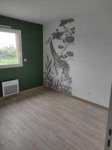 Photo de galerie - Pose du parquet et plinthe, peinture et papier peint 