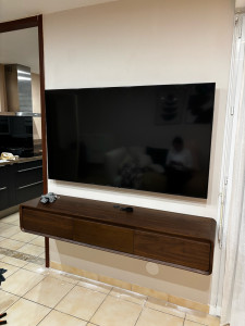 Photo de galerie - Installation meuble tv en bois massif suspendu et tv suspendu 