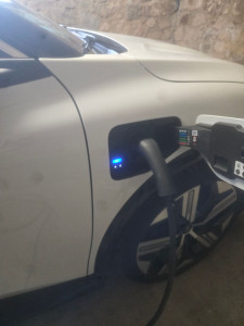 Photo de galerie - Installation de borne électrique paramétrage WiFi.