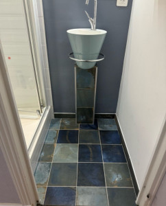 Photo de galerie - Pose de sol 20x20  et realisation d un coffre pour cacher la plomberie de vasque 