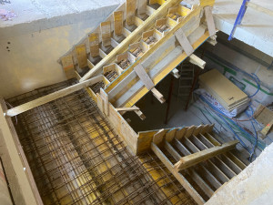 Photo de galerie - Conception et coffrage d’un escalier en béton armé avec préparation complète avant coulage. Une réalisation soignée et conforme aux règles de l’art.