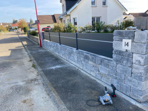 Photo de galerie - Création d’un mur et pose de clôture aluminium 