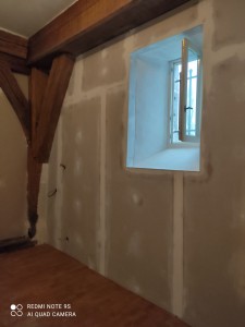 Photo de galerie - Isolation d'un mur dans une chapelle réhabilitée en habitation.