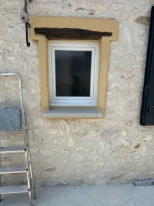 Photo de galerie - Création de fenêtre dans un mur en pierre avec finition enduit 