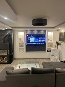 Photo de galerie - Pose de pierre naturel quartz noir arrière de télé et insert à bois