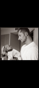 Photo de galerie - La rencontre entre bébé et papa