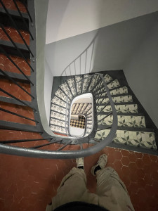 Photo de galerie - Peinture enduit carrelage cage escalier 