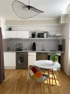 Photo de galerie - Rénovation partielle d’un appartement, création d’une cuisine équipée avec nouveaux réseaux d’ évacuation et arrivée d’eau, prises etc … 