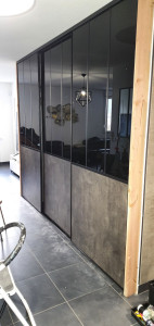 Photo de galerie - Installation porte de placard coulissante.