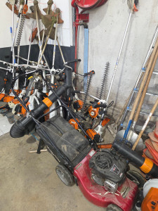 Photo de galerie - Tondeuse a gazon, taille-haies, ratisse etc...
le matériel disponible pour réaliser vos travaux. 