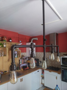 Photo de galerie - Installation d'un lustre dans une cuisine 
