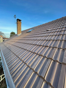 Photo de galerie - Et ça c’est le après de la photo précédente nous avons effectué sur cette toiture, réfection, complète de la toiture ainsi que les gouttières et les pieds de cheminée en zinc