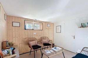 Photo de galerie - Réfection complète d'une ancienne cuisine en sous-sol, pour en faire un salon. Pose de lambris avec isolent sur les mur, et peinture sur toile en complément.