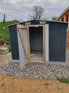 Photo de galerie - Reparation et création d'un renforcement en ossature bois pour un petit cabanon de jardin qui s'est envoler après un orage, 