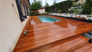 Photo de galerie - Création d'une terrasse en bois exotique (garapa) ainsi que des massif pour compléter la réalisation de la piscine.