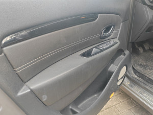 Photo de galerie - Portière sale et plastique ternis avant traitement. 