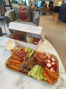 Photo de galerie - 2 Plateaux apéritifs de légumes pour un évènement pro.