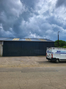 Photo de galerie - Nettoyage d'un bardage ( toit et façade) et mise en peinture gris anthracite 