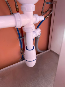 Photo de galerie - Installation d’un Siphon et sa tubulure 