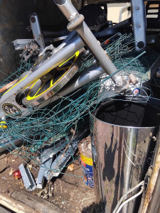 Photo de galerie - Enlèvement toutes vieilles ferrailles ainsi que tout gravats plastique bois déchets verts réponse rapide prix attractif 