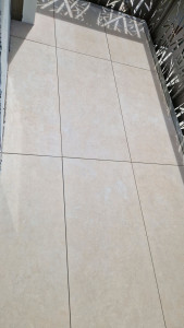 Photo de galerie - Pose de dalles céramiques 120x60 sur plot balcon extérieur finitions haute de gamme, drainage naturel, accès facile sous le dalles pour l'entretien 