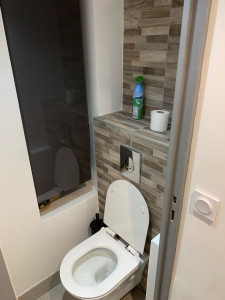 Photo de galerie - Installation toilettes suspendu/ carrelage 