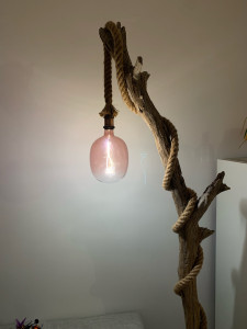 Photo de galerie - Création d’une lampe en bois flotté 