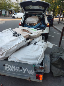 Photo de galerie - Évacuation des déchets sacs de gravats avec voiture SUV et remorque 