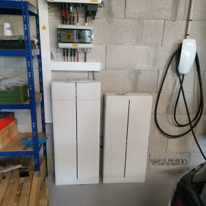 Photo de galerie - Installation des panneaux photovoltaïques avec batterie