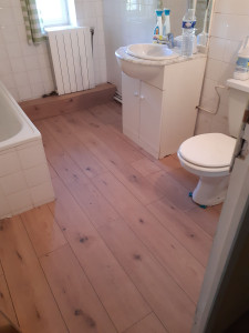 Photo de galerie - Pose  lames bois dans salle de bain 
